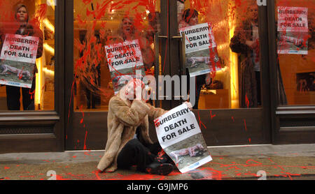 I manifestanti dell'organizzazione anti-pelliccia PETA prendono il controllo di un negozio Burberry su Regent Street a Londra. Foto Stock