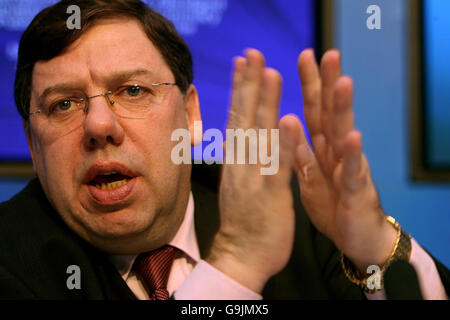 Il Ministro delle Finanze Brian Cowen TD presso gli edifici governativi di Dublino lancia il Libro delle stime del 2007. PREMERE ASSOCIAITON Photo. Data immagine: Giovedì 16 novembre 2006. Il governo spenderà quasi 150 milioni di euro al giorno, mentre i piani di spesa comprendono 14 miliardi di euro per la sanità e 8 miliardi di euro per i servizi di istruzione. Vedi storia di PA: LA POLITICA stima l'Irlanda. Il credito fotografico dovrebbe essere: Julien Behal/PA. Foto Stock