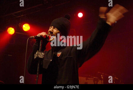 Jamiroquai esegue un concerto segreto per Capital radio al Mean Fiddler. Jamiroquai esibirà uno spettacolo esclusivo per Capital radio al Mean Fiddler nel centro di Londra. Foto Stock