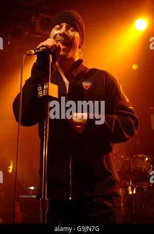 Jamiroquai esegue un concerto segreto per Capital radio al Mean Fiddler. Jamiroquai esibirà uno spettacolo esclusivo per Capital radio al Mean Fiddler nel centro di Londra. Foto Stock