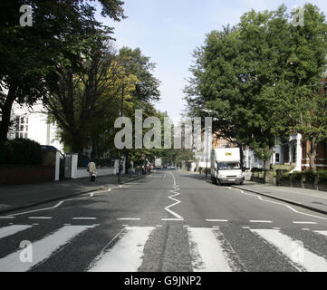 Una vista della traversata zebra usata dai Beatles in Abbey Road, N London, per la loro copertina dell'album. Foto Stock