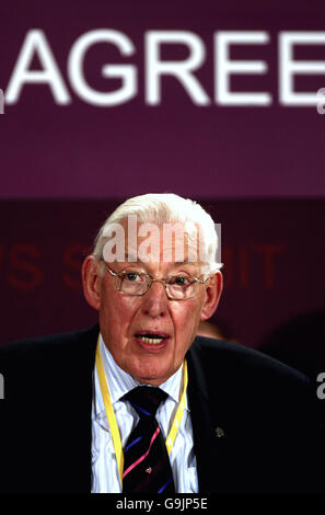 Leader unionista democratico il Rev. Ian Paisley durante una conferenza stampa dopo colloqui volti a ristabilire la devoluzione nell'Irlanda del Nord a St Andrews, Scozia. Foto Stock