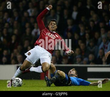 Calcio - UEFA Champions League - Gruppo F - Manchester United contro FC Copenhagen - Old Trafford. Cristiano Ronaldo, il Manchester United, è stato fomentato da Michael Silberbauer, il FC Copenhagen Foto Stock