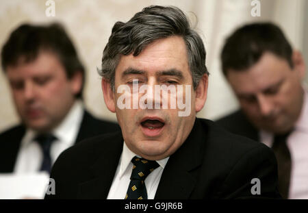 Il cancelliere britannico Gordon Brown parla durante un incontro con un gruppo di stakeholder di alto livello sul Centro finanziario di Londra al 11 Downing Street, Londra. Foto Stock