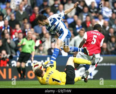 Calcio - fa Barclays Premiership - Reading v Arsenal - Stadio Madejski. Il portiere dell'Arsenal Jens Lehmann rivendica la palla davanti a Stephen Hunt di Reading Foto Stock