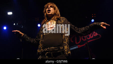 David Johansen della New York Dolls suona sul palco al Forum nel nord di Londra. Foto Stock