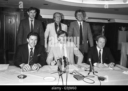 La squadra ha partecipato all'organizzazione del tour calcistico dei ribelli del Sudafrica: (Back row, l-r) l'arbitro Jack Taylor, il manager John Barnwell, l'agente Dennis Roach; (front row, l-r) Luton West MP John Carlisle, l'organizzatore Jimmy Hill, il solicitor Peter Baines Foto Stock