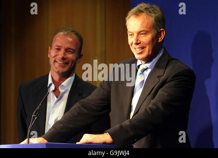 Il primo ministro Tony Blair (a destra) e l'ex calciatore di Newcastle e Inghilterra Alan Shearer al Marriot Hotel a Gosforth Park, Newcastle. Foto Stock