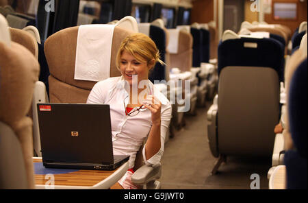Una donna utilizza un computer portatile a bordo di un treno GNER, mentre l'operatore del treno della costa orientale completa oggi l'installazione di Internet wireless per l'intera flotta ferroviaria. Foto Stock
