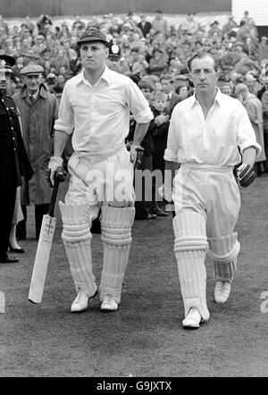 (L-R) Bill Edrich e Len Hutton in Inghilterra escono per aprire la batting contro l'Australia Foto Stock