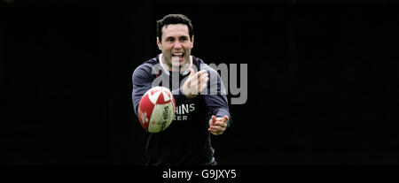 Rugby Union - sessione di addestramento del Galles - Giardini Sophia. Stephen Jones del Galles durante una sessione di formazione al Wales Institute of Sport, Sophia Gardens. Foto Stock