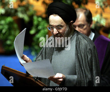 L'ex presidente iraniano Mohammad Khatami parla all'università di St Andrews prima di ricevere una laurea honoris. Foto Stock