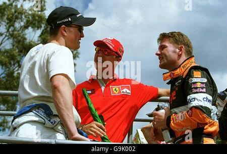 Michael Schumacher parla con il fratello Ralf e Jos Verstappen I piloti sfilano prima del Gran Premio del Brasile Foto Stock