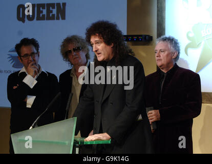 Brian May (seconda a destra) e Roger Taylor (destra) della Regina accettano il loro premio 'Classic songwriter', che è stato presentato da Ian Hunter (seconda a sinistra) di Mott the Hoople, al Classic Rock Roll of Honor Awards presso il Langham Hotel nel centro di Londra. Foto Stock