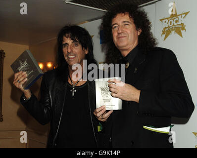 Alice Cooper (a sinistra) con il suo premio 'Living Legend' e Brian May of Queen con il suo premio 'Classic songwriter', al Classic Rock Roll of Honor Awards al Langham Hotel nel centro di Londra. Foto Stock