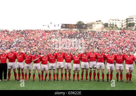 Rugby Union - Lloyds TSB Six Nations Championship - Italia / Galles. I giocatori del Galles si allineano prima del calcio d'inizio. Foto Stock