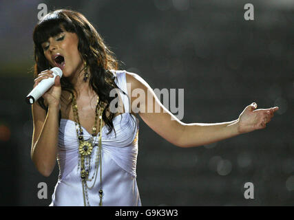 Nelly Furtado suona tutte le cose buone, sul palco durante i World Music Awards all'Earls Court nel centro di Londra. Foto Stock