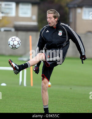 Peter Crouch di Liverpool durante una sessione di allenamento a Melwood, Liverpool. Foto Stock