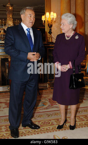 La Regina Elisabetta II riceve il Presidente della Repubblica del Kazakistan, Nursultan Nazarbayev, a Buckingham Palace, Londra. Foto Stock