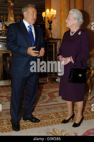 La Regina Elisabetta II riceve il Presidente della Repubblica del Kazakistan, Nursultan Nazarbayev, a Buckingham Palace, Londra. Foto Stock