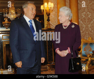 La Regina Elisabetta II riceve il Presidente della Repubblica del Kazakistan, Nursultan Nazarbayev, a Buckingham Palace, Londra. Foto Stock