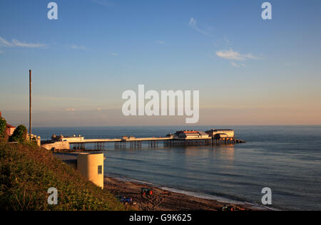 Un inizio di mattina vista del molo in estate da est scogliere a Cromer, Norfolk, Inghilterra, Regno Unito. Foto Stock