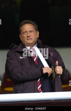 Hearts' Vladimir Romanov durante la partita della Bank of Scotland Premier League contro Dunfermline al Tynecastle Stadium di Edimburgo. Foto Stock