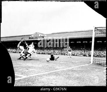 (L-R) Geoff Hurst di West Ham United è ingannato da George Cohen di Fulham e dal portiere Tony Macedo Foto Stock