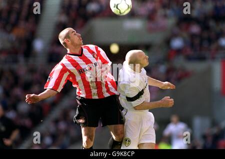 Kevin Phillips di Sunderland combatte per la palla in aria Con Danny Mills di Leeds United Foto Stock