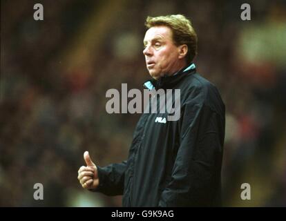 Il manager di West Ham Harry Redknapp non sembra impressionato I suoi team si esibono contro Aston Villa Foto Stock