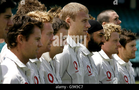 Il capitano dell'Inghilterra Andrew Flintoff (al centro) si allinea con i suoi compagni di squadra per una foto di squadra al Sydney Cricket Ground, Sydney, Australia. Foto Stock