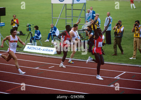 Carl Lewis (r) degli Stati Uniti festeggia quando viene a casa per vincere l'oro davanti al medaglia di bronzo Emmit King, USA, (terza r) e Allan Wells (seconda r) della Gran Bretagna Foto Stock