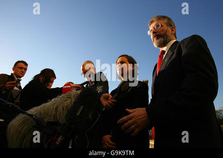 Mary Lou McDonald e Gerry Adams dopo un incontro al Great Southern Hotel Dublin. Foto Stock