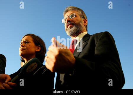 Mary Lou McDonald e Gerry Adams dopo un incontro al Great Southern Hotel Dublin. Foto Stock