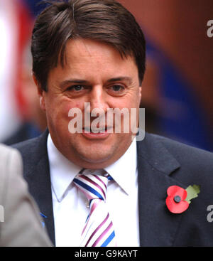 Il leader del BNP Nick Griffin arriva al Leeds Crown Court, dove la giuria che lo sta provando con accuse di odio razziale continuerà oggi a deliberare. Foto Stock