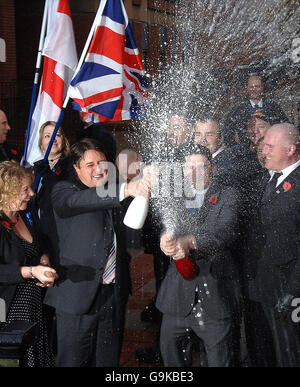 Il leader del BNP Party Nick Griffin (a sinistra) e Mark Collett aprono lo champagne come sono stati liquidati dalle accuse di odio razziale alla Leeds Crown Court oggi. Foto Stock