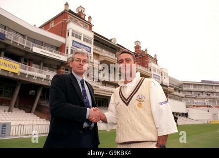 Graham Thorpe di Surrey CCC scuote le mani con un rappresentante di Cognente Foto Stock