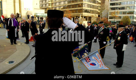 I veterani e i membri del pubblico osservano un silenzio di due minuti nel centro di Sheffield. Foto Stock