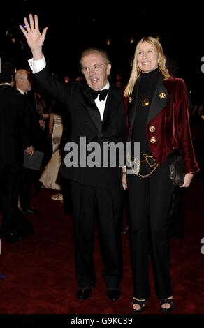 Sir David Frost e sua moglie Lady Carina arrivano per la prima mondiale e la Royal Performance di Casino Royale, Odeon Leicester Square, Londra. Data immagine: Martedì 14 ottobre 2006. Il credito fotografico dovrebbe essere: Yui Mok/PA Foto Stock