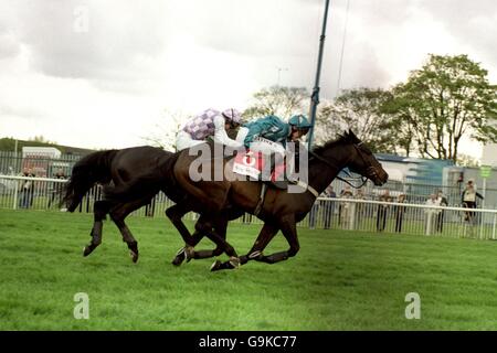 Il Tote Gold Trophy Steeple Chase è vinto da Marlborough (cavallo lontano) guidato da Mick Fitzgerald, come Go Ballistic guidato da Richard Johnson arriva secondo. Foto Stock