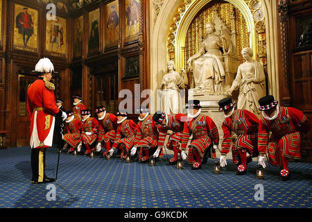 Yeoman Warders, o Beefeaters si preparano per la 'Ceremonial Search' nella Camera del Principe mentre la Regina Elisabetta II della Gran Bretagna si prepara ad affrontare l'apertura di Stato del Parlamento a Londra. Foto Stock