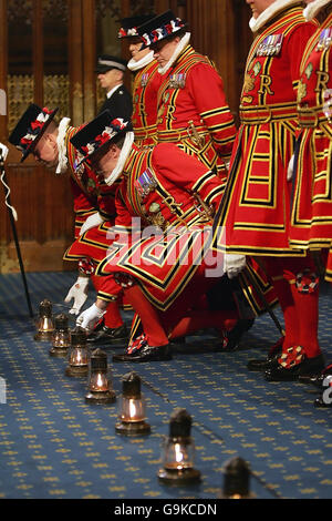 Yeoman Warders, o Beefeaters si preparano per la 'Ceremonial Search' nella Camera del Principe mentre la Regina Elisabetta II della Gran Bretagna si prepara ad affrontare l'apertura di Stato del Parlamento a Londra. Foto Stock