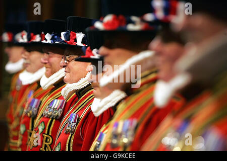 Yeoman Warders, o Beefeaters si preparano per la 'Ceremonial Search' nella Camera del Principe mentre la Regina Elisabetta II della Gran Bretagna si prepara ad affrontare l'apertura di Stato del Parlamento a Londra. Foto Stock