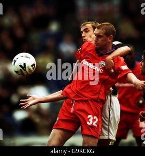 Calcio - Nationwide League Division uno - West Bromwich Albion / Huddersfield Town. L-R; Andy Booth di Huddersfield Town tiene fuori la sfida del Tony Butler di West Bromwich Albion Foto Stock