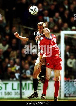 Calcio - Nationwide League Division uno - West Bromwich Albion / Huddersfield Town. L-R;Tony Butler di West Bromwich Albion vince il possesso della palla in aria con Andy Booth di Huddersfield Town Foto Stock