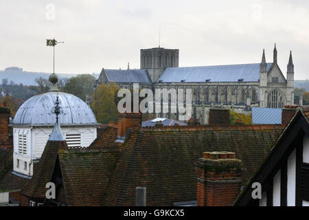 Immagine generica di High Street nel centro di Winchester, Hampshire, presa dal livello del tetto nella città storica. Foto Stock