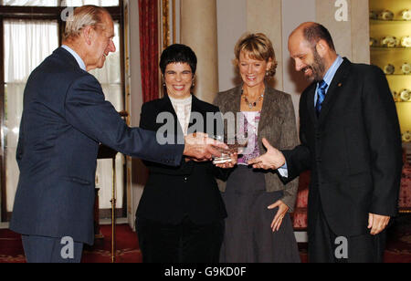 Il Duca di Edimburgo (all'estrema sinistra) presenta il Premio del Presidente dell'Unione di lingua inglese ai rappresentanti della Federazione della Scuola Basca a Buckingham Palace, Londra, oggi. La federazione ha ricevuto il premio per il loro CD ROM per i bambini da 9 a 10 anni chiamato Space Search ed è stato accettato da, da sinistra a destra, Itziar Elorza, Diana Lindsay e Jose Ramon. Foto Stock