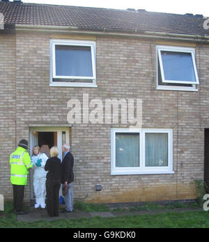 Gli ufficiali di Forensics assistono all'indomani di una tragica offuscata nei Dupont Gardens, New Parks, Leicester. Premere Associazione foto. Data immagine: Sabato 18 novembre 2006. La polizia ha lanciato oggi un'indagine importante sulle morti sospette di una madre e dei suoi due figli dopo un incendio di casa. La donna di 27 anni, la figlia di cinque anni e il figlio di tre anni furono trovati morti dopo la Blaze. Vedere PA storia POLIZIA fuoco. Il credito fotografico dovrebbe essere: Matthew Cooper/PA Foto Stock