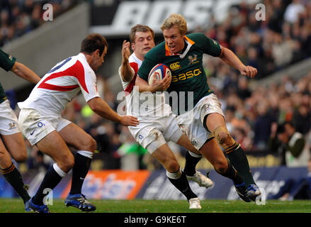 Charlie Hodgson e Mark Cueto in Inghilterra chiudono Jean de Villiers in Sud Africa durante la partita internazionale a Twickenham, Londra. Foto Stock