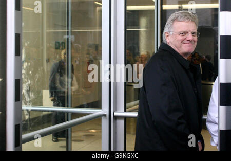 Michael Grade, il nuovo Presidente Esecutivo di ITV, arriva presso gli uffici centrali di Londra della rete. Foto Stock